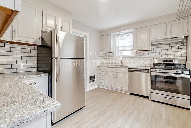 Foto del edificio - 113 Powell Ave