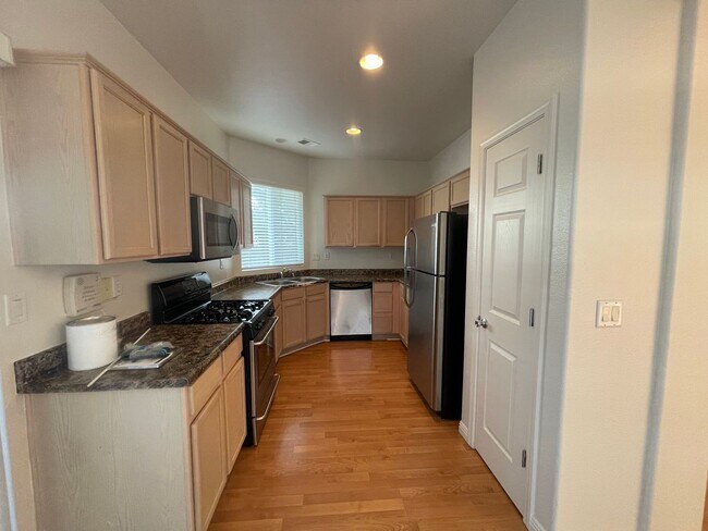 Foto del edificio - Nice single story, 3 bedroom, 2 bath plus 2 car garage home