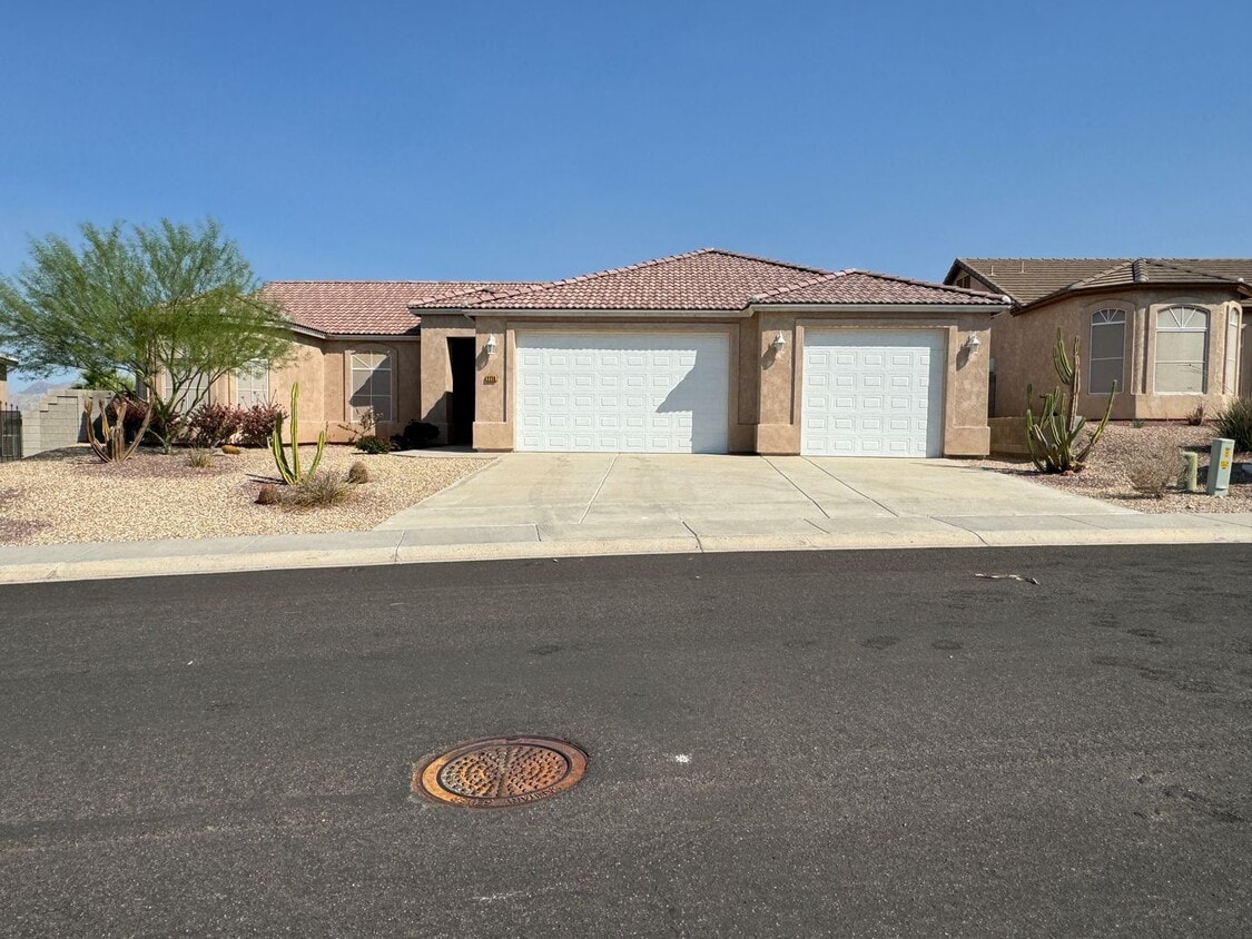 Primary Photo - 3Br Furnished Home with Utilities Winter R...