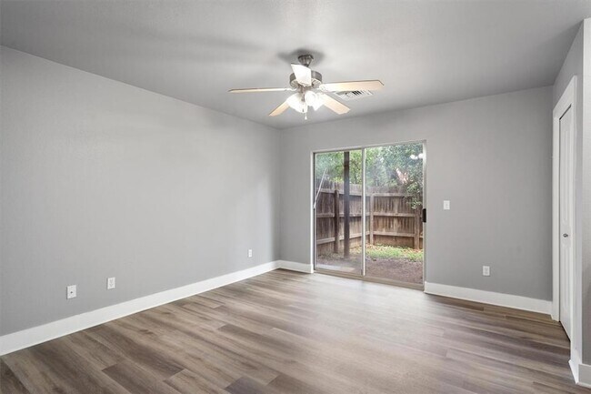 Building Photo - 13420 Lyndhurst St