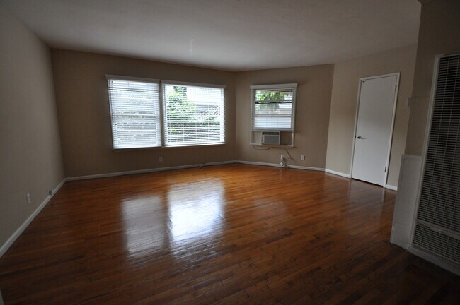 Foto del edificio - 14830 Dickens St