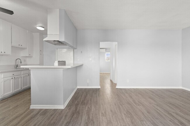 Building Photo - 927 Daisy Avenue