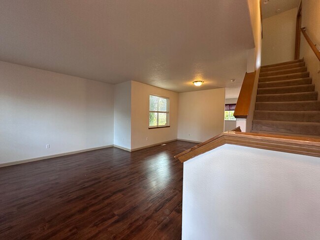 Foto del edificio - Welcome to this spacious and inviting single-family home w/fully fenced backyard! New Carpet Inst...