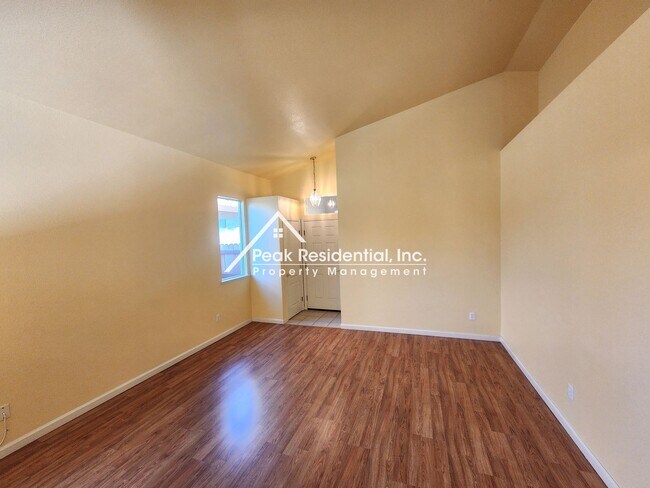 Building Photo - Wonderful Vintage Park 3bd/2ba Home with 2...