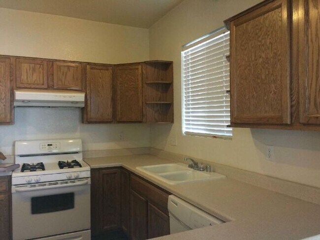 Foto del edificio - First Show: The first open showing is on 3/4 at 4PM. Please be prompt. We will be processing any ...