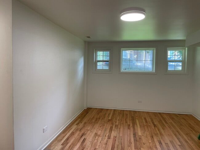 Building Photo - 1534 N Claremont Ave