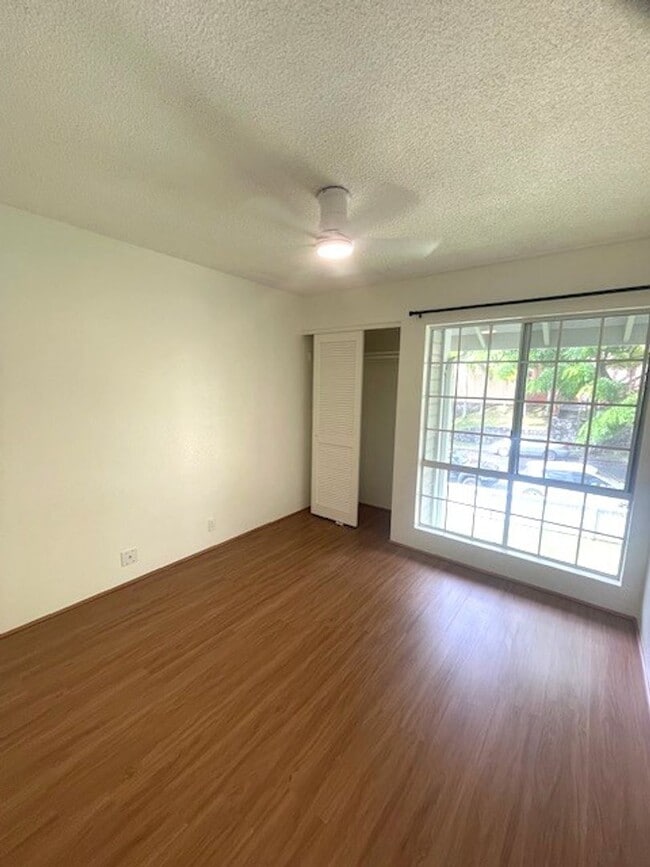 Building Photo - Recently Renovated 2 Bedroom / 1 Bath in K...