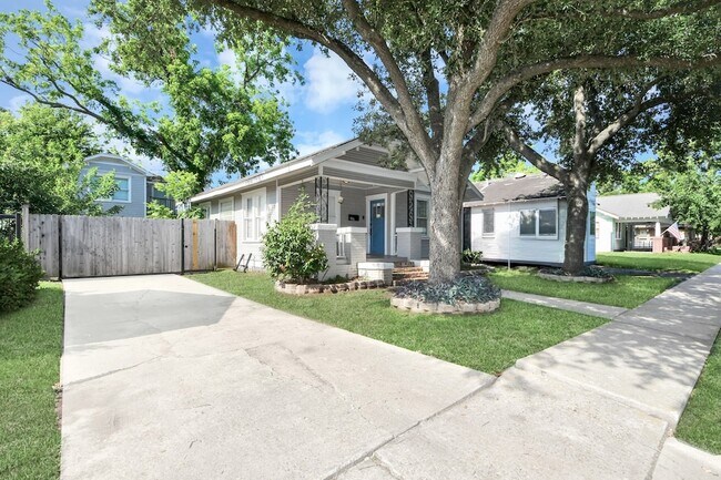 Foto del edificio - 916 W Cottage St
