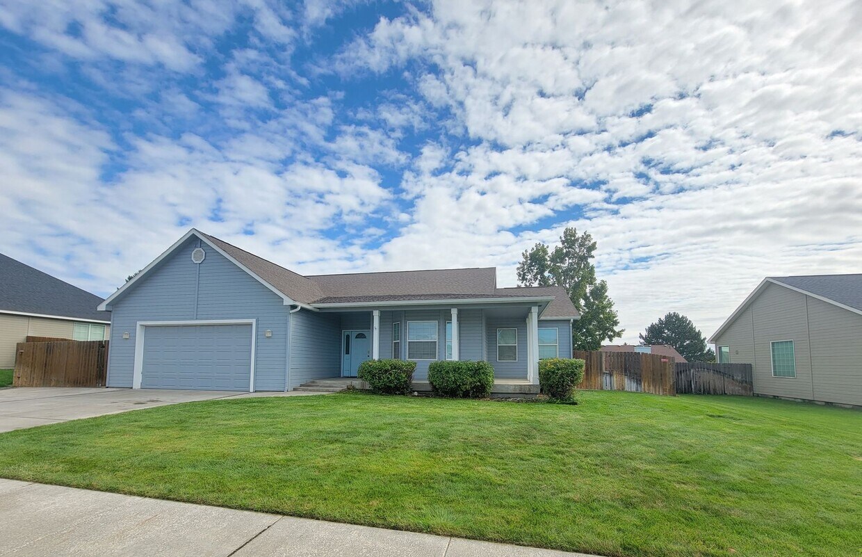 Primary Photo - Beautiful SPACIOUS Home in Pasco