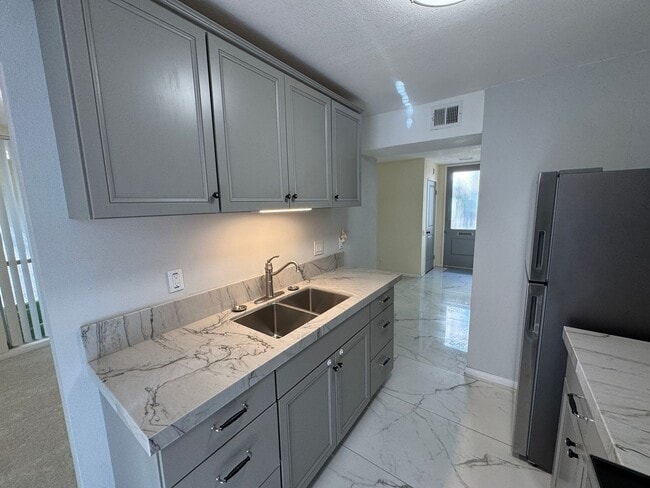 Building Photo - 2 Bedroom 1st Level Condo - SDSU AREA