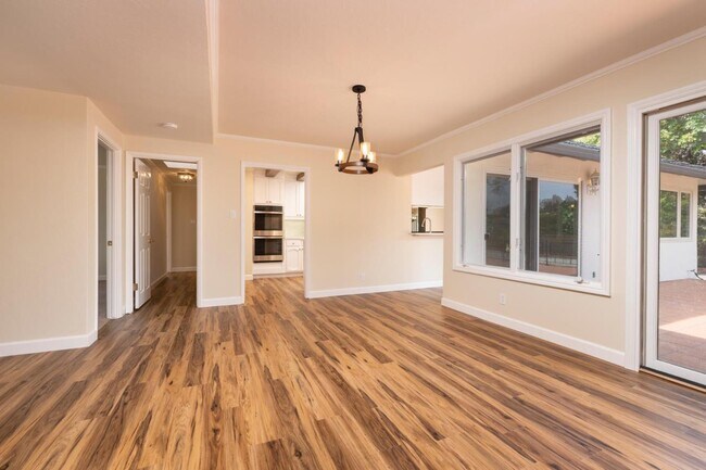 Building Photo - 1394 Manzanita Dr