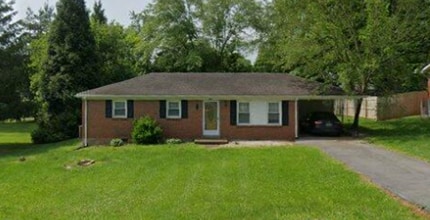 Building Photo - 824 Strawberry Ln