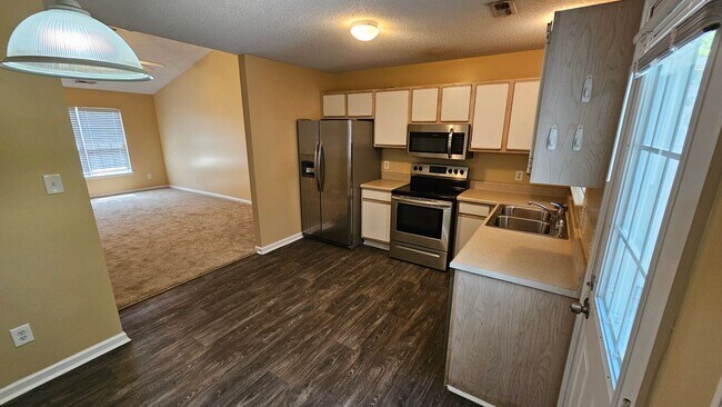 Building Photo - 3 Bedroom 2 Bath Townhouse