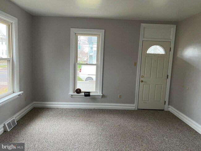 Building Photo - 202 N Hellertown Ave