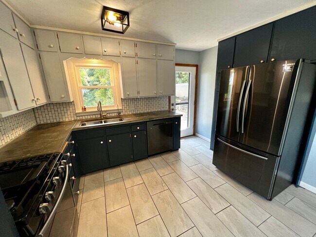 Building Photo - Updated 4 Bed 2 Bathroom House near East H...