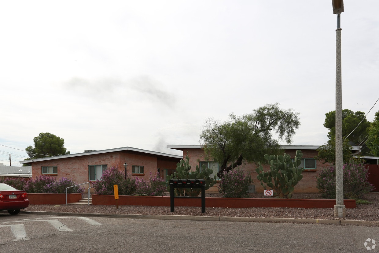 Primary Photo - 3938-3944 E Poe St