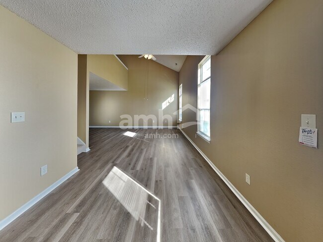 Foto del edificio - 1721 Blue Lake Dr