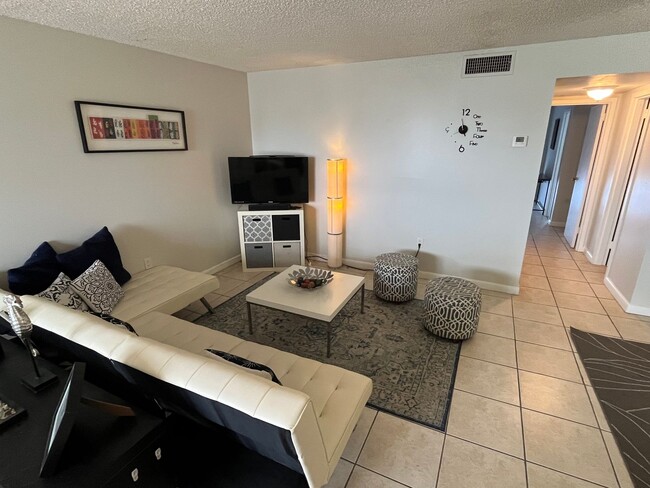 Building Photo - Spacious 1 Bedroom/1,5 Bathroom furnished ...
