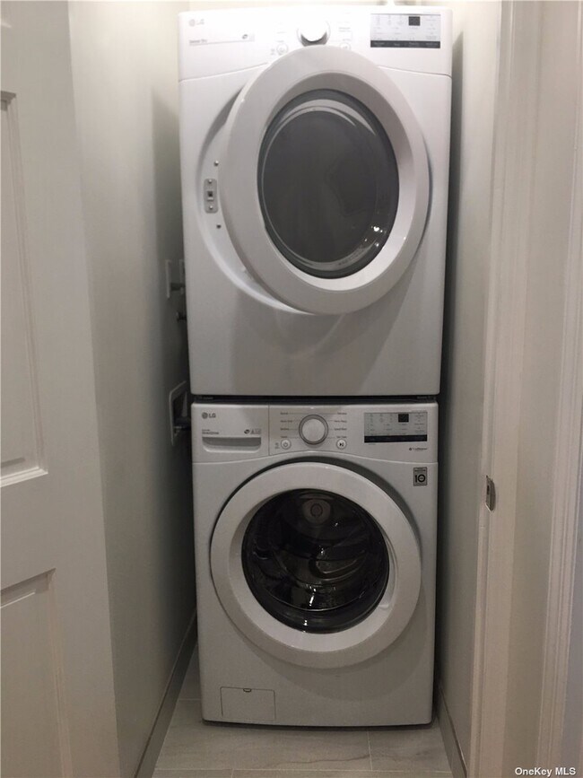 Foto del edificio - 60-81-81 Myrtle Ave