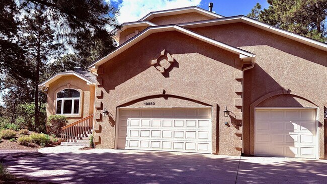 Building Photo - Warm & Spacious Woodmoor Home in a Fantast...