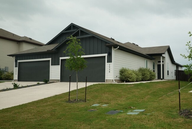 Building Photo - Stunning 3x2 Luxury Duplex in Buda, TX!