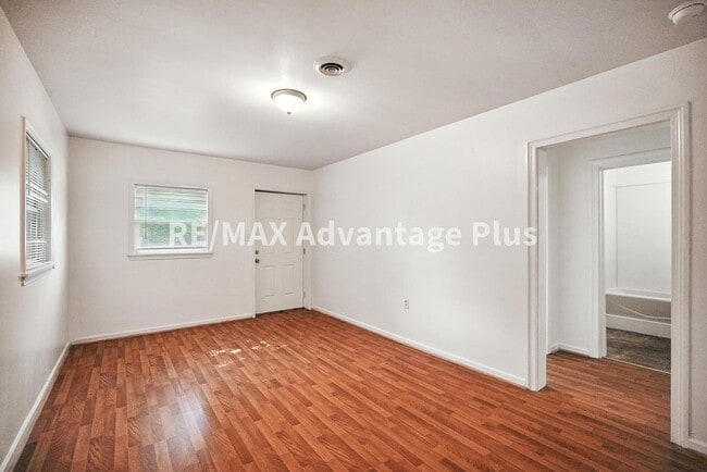 Building Photo - 424 Longwood Ave