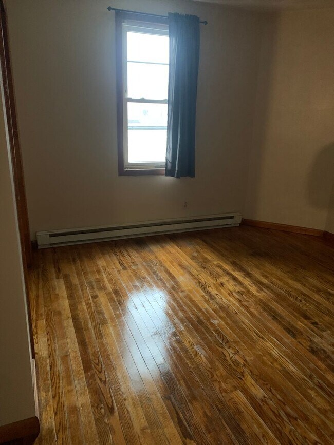 31 Southwick St Unit 33 Left, Chicopee, MA 01020 Room for Rent in