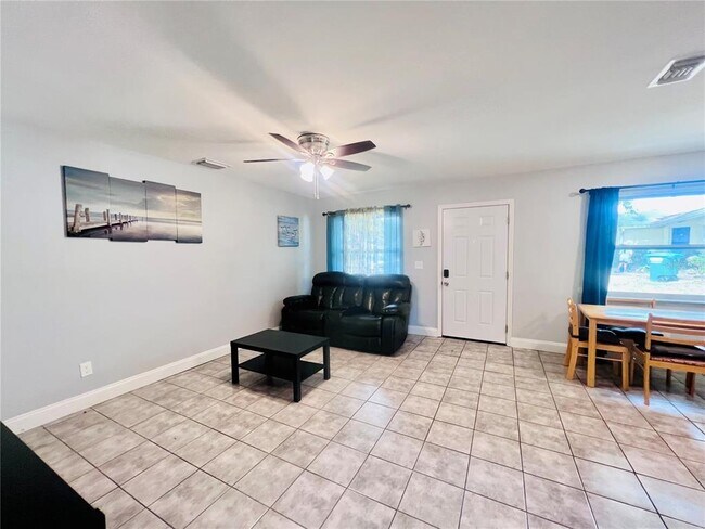 Foto del edificio - 5202 Laurel Pl