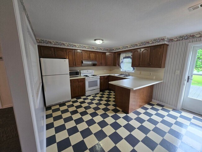 Building Photo - **Charming 3-Bed, 2-Bath Duplex Apartment with Spacious Garage and Large Back Porch**