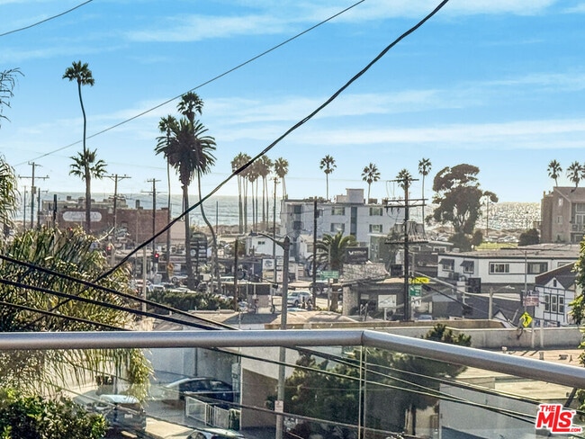 Building Photo - 364 Pershing Dr