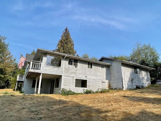 Foto del edificio - Large home on acreage!