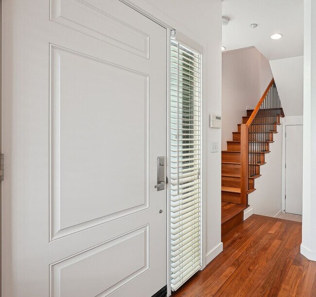 Foto del edificio - Riverfront Location, Luxury Townhome - End Corner Unit, Two En-Suites, Attached Garage