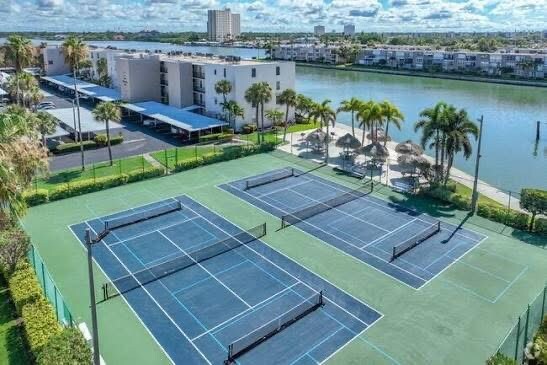 Foto del edificio - 7420 Bay Island Dr S