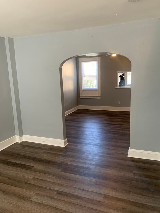Building Photo - 2 Bed Central Air