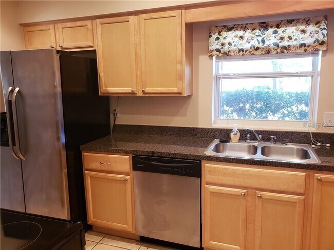 Building Photo - 1500 Roscomare Ave