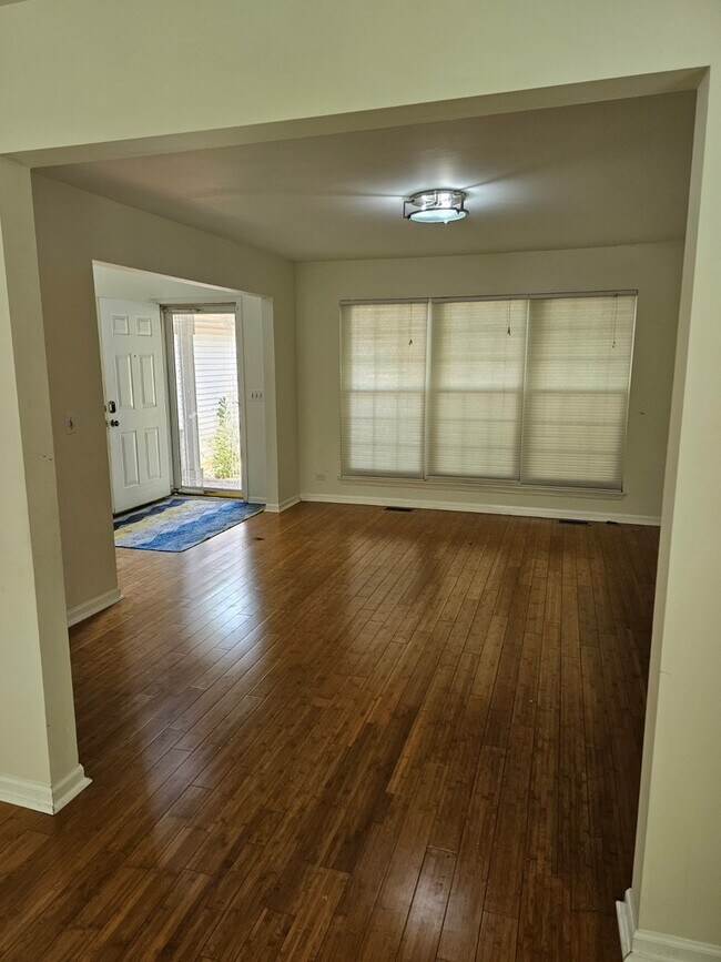 Building Photo - 847 Teasel Ln