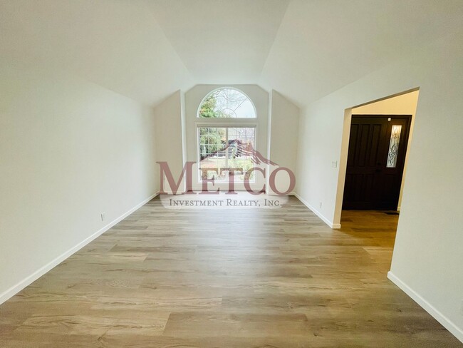 Building Photo - Beautiful 4 bedroom, 3 Bath House in Desirable Gilham Neighborhood!