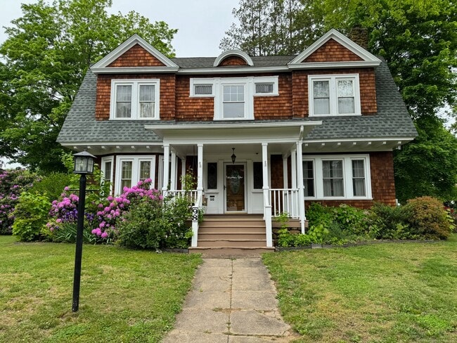 Building Photo - 98 Alden Ave