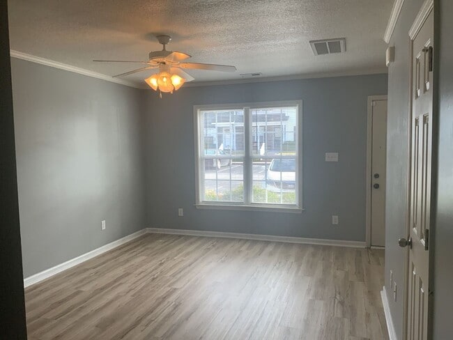 Building Photo - 27 E Doris Ave