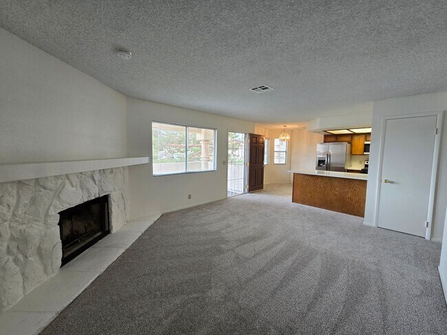 Foto del edificio - A Nicely Remodeled 2 Bedroom upstairs unit...