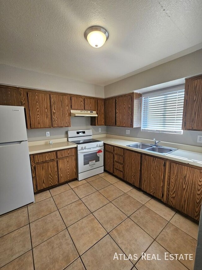 Building Photo - Available! 2 bed/ 1 bath Apartment