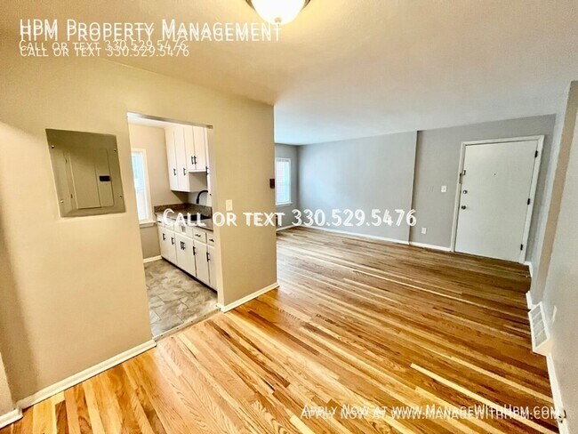 Building Photo - 885 S Green Rd