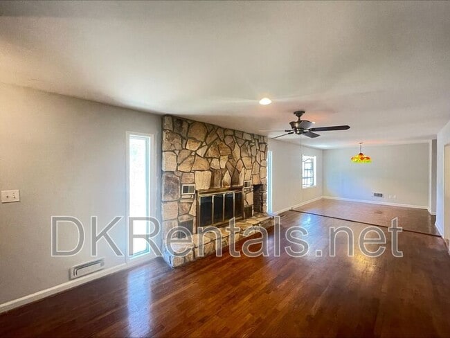 Photo - 481 Virginia Pl SE House