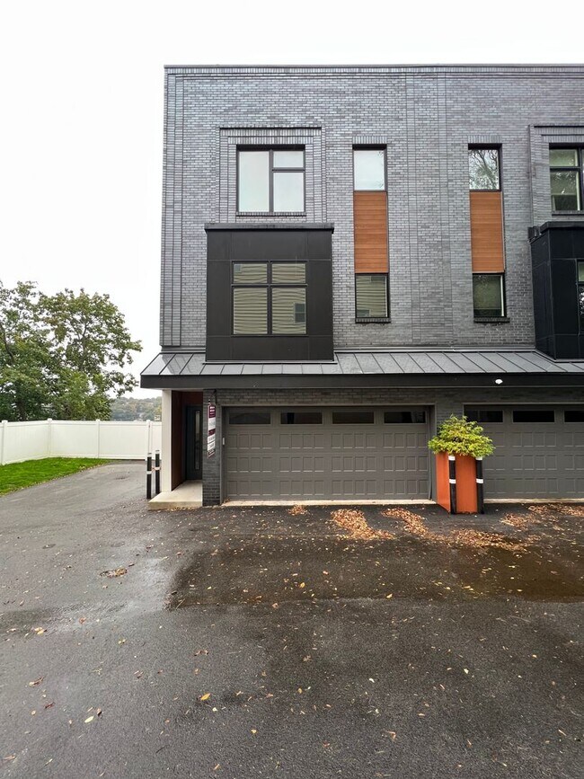 Building Photo - Gorgeous 3 Bedroom/3-Bathroom Townhouse wi...