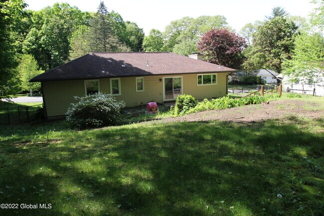 Foto del edificio - 73 Birchwood Ln