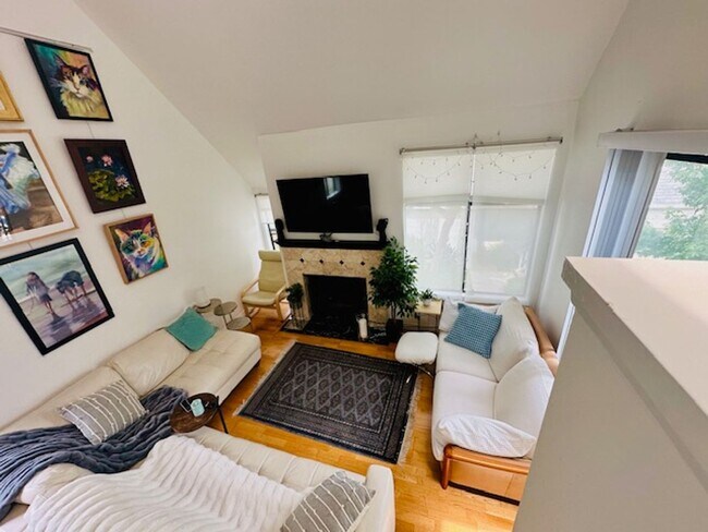 Building Photo - Stunning 2 bedroom/ 2 bath Condo in Creekw...