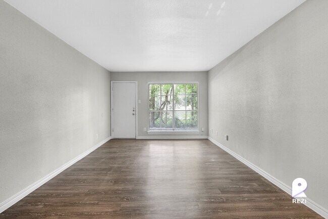Building Photo - 4400 Memorial Dr