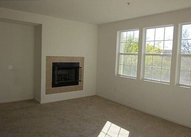 Building Photo - Beautiful Windermere Town Home