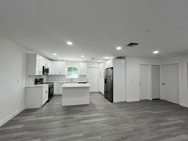 Building Photo - 2801 Ave Q