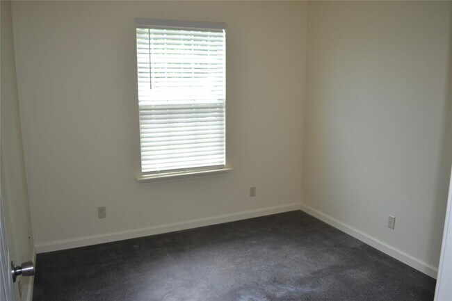 Building Photo - 253 Old Groveton Rd